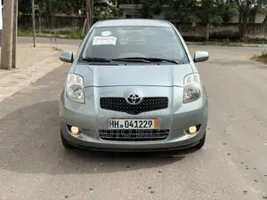 Toyota Yaris Base Hatchback 5dr 2010 Gray