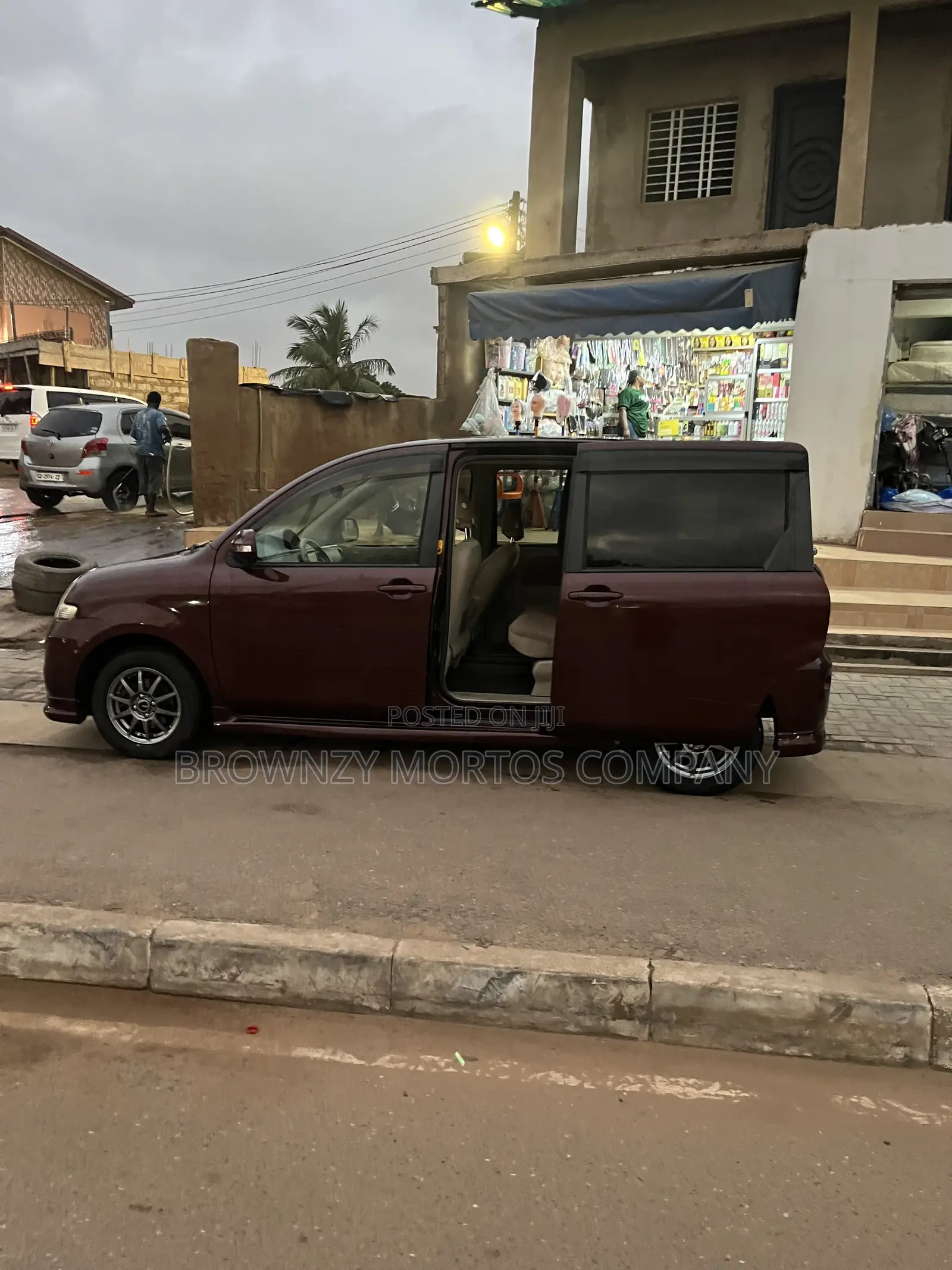 Toyota Sienta 2011