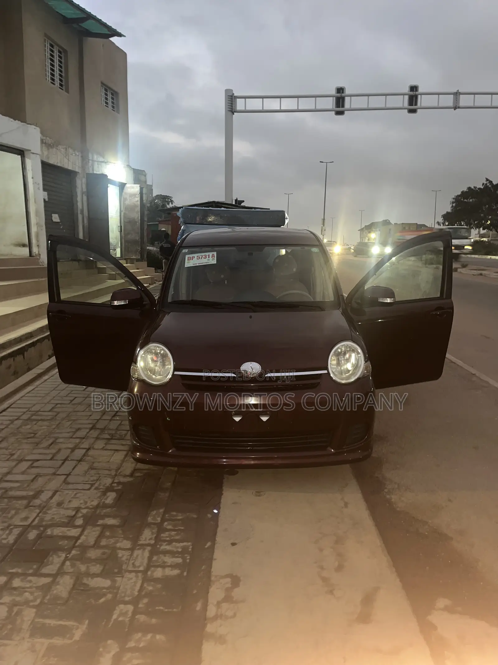 Toyota Sienta 2011