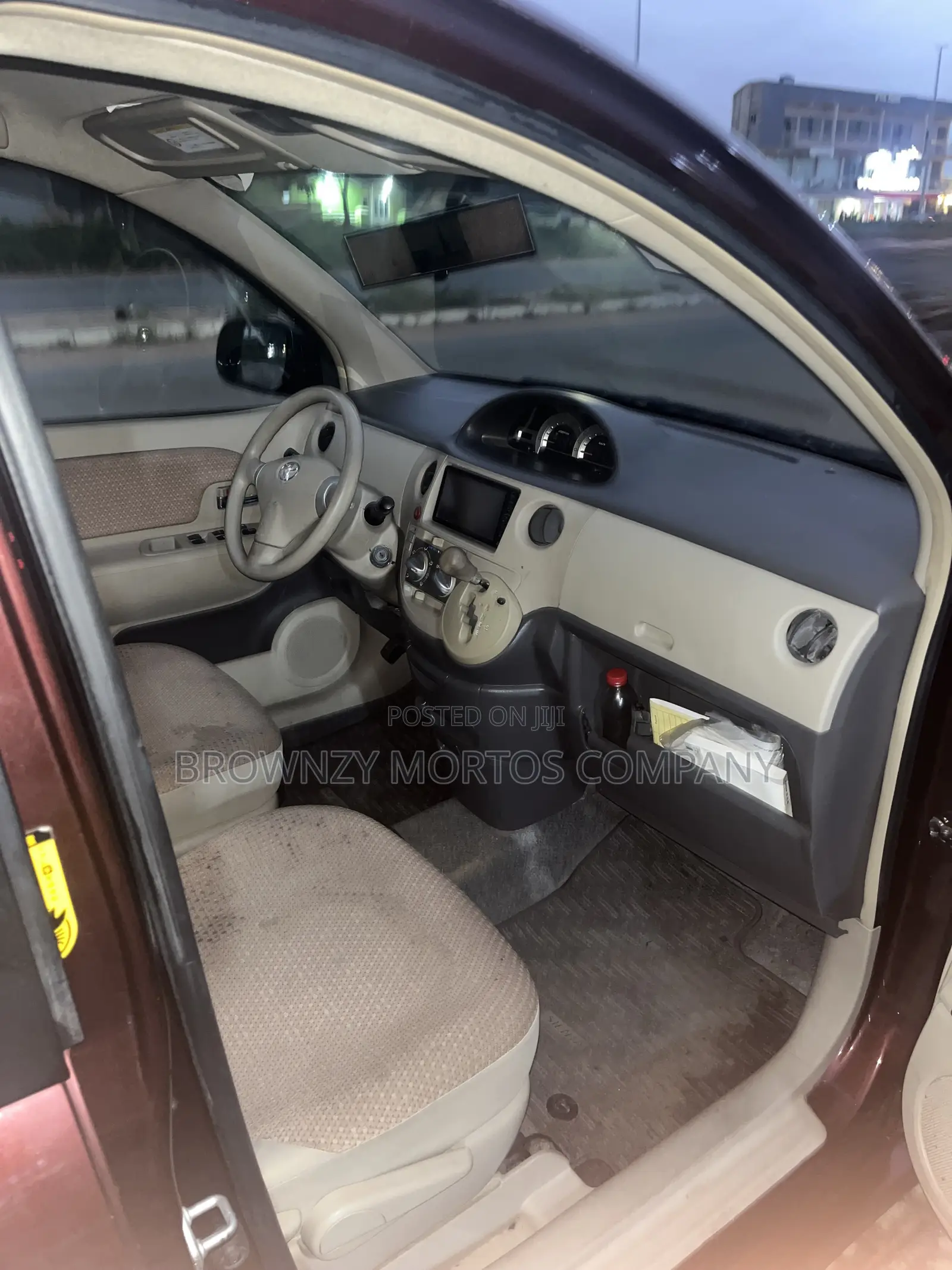 Toyota Sienta 2011