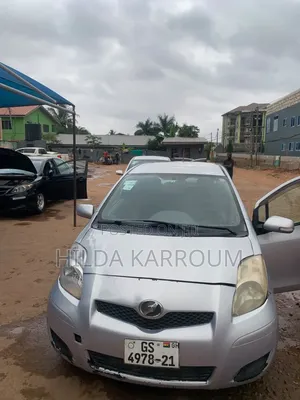Toyota Vitz 2011 Silver