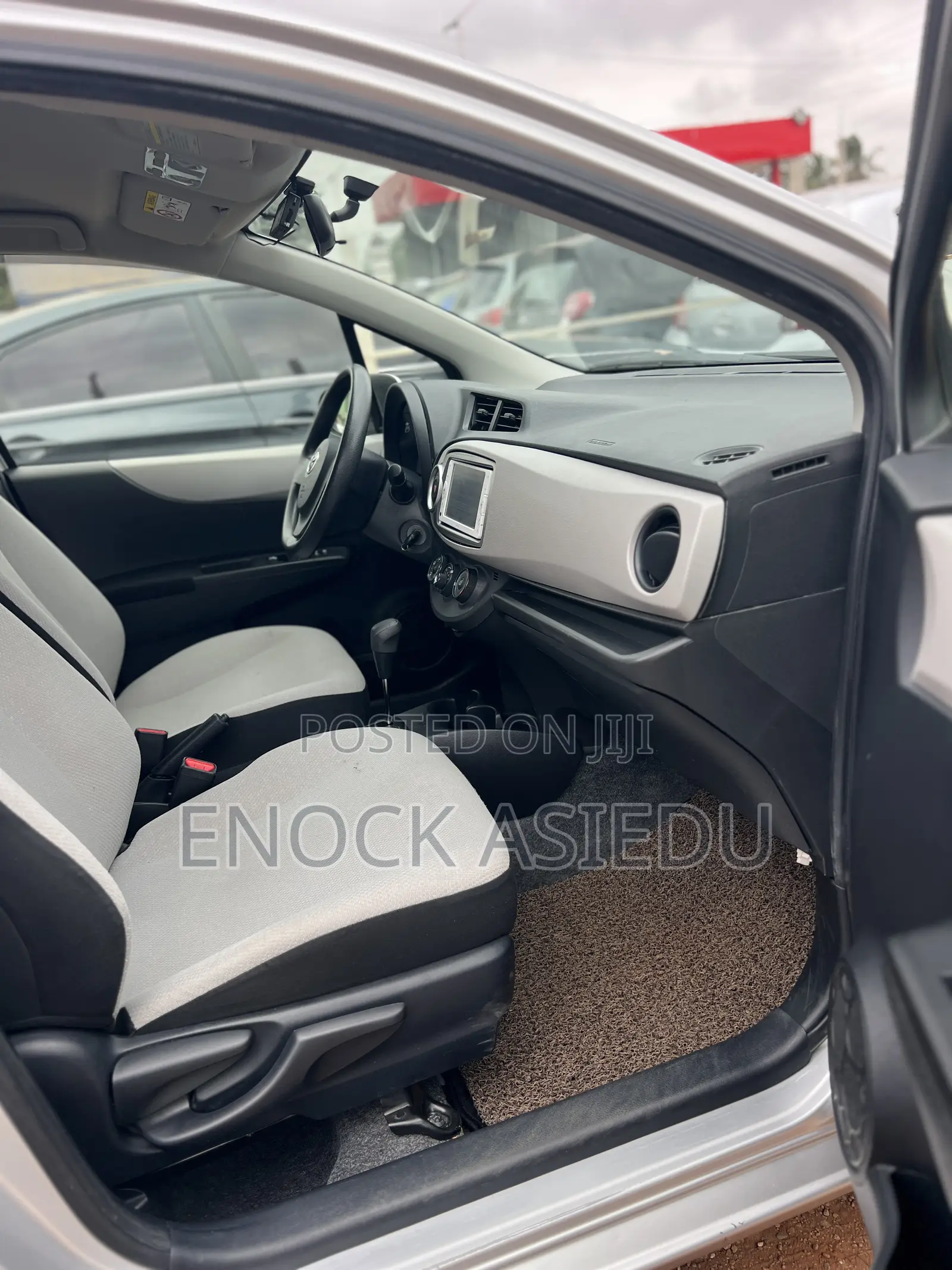 Toyota Vitz 1.3 FWD 5dr 2014 Silver