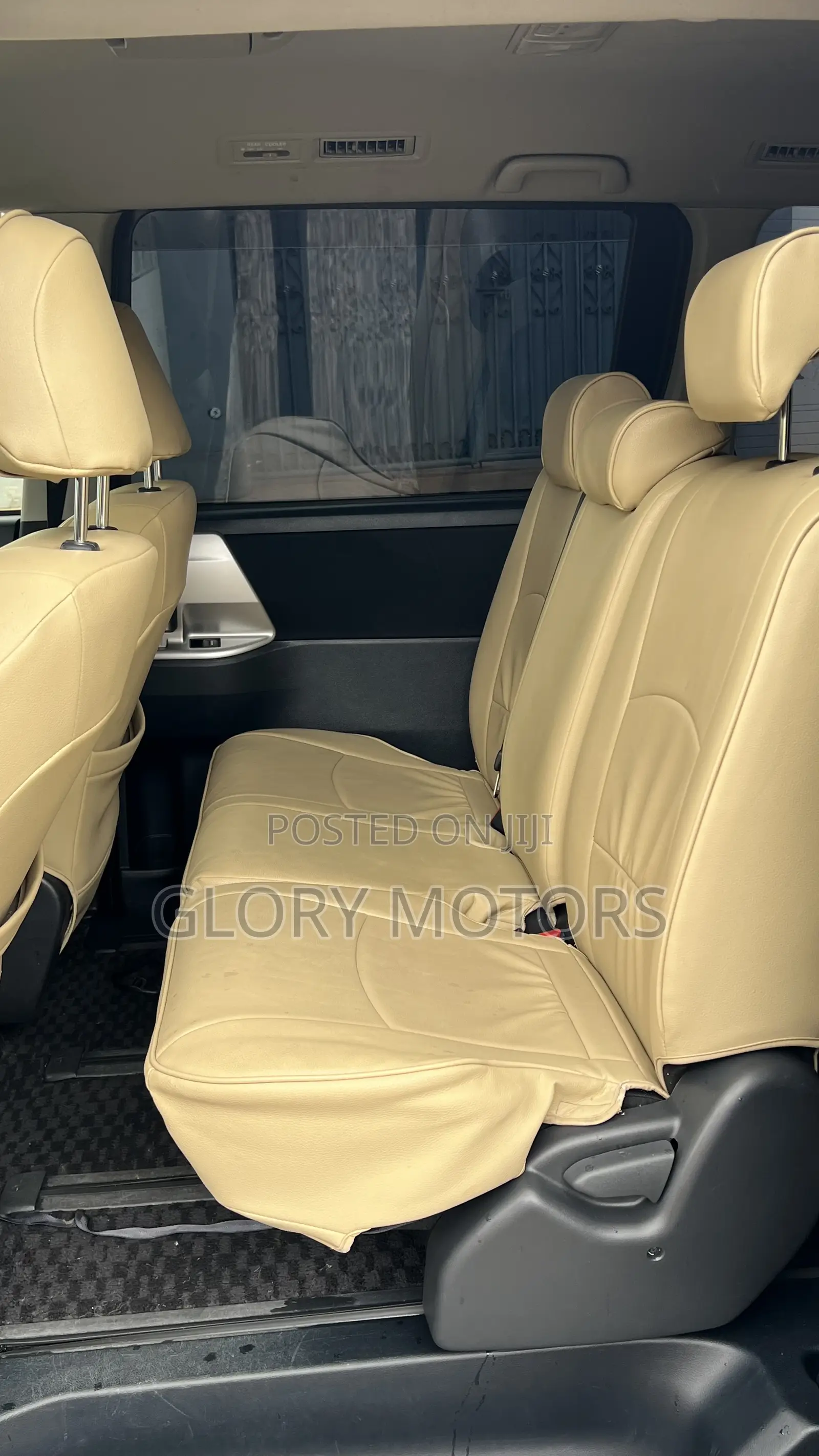 Toyota Voxy X 4WD 8-Seater 2013 Off white