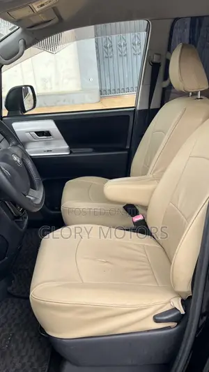 Toyota Voxy X 4WD 8-Seater 2013 Off white