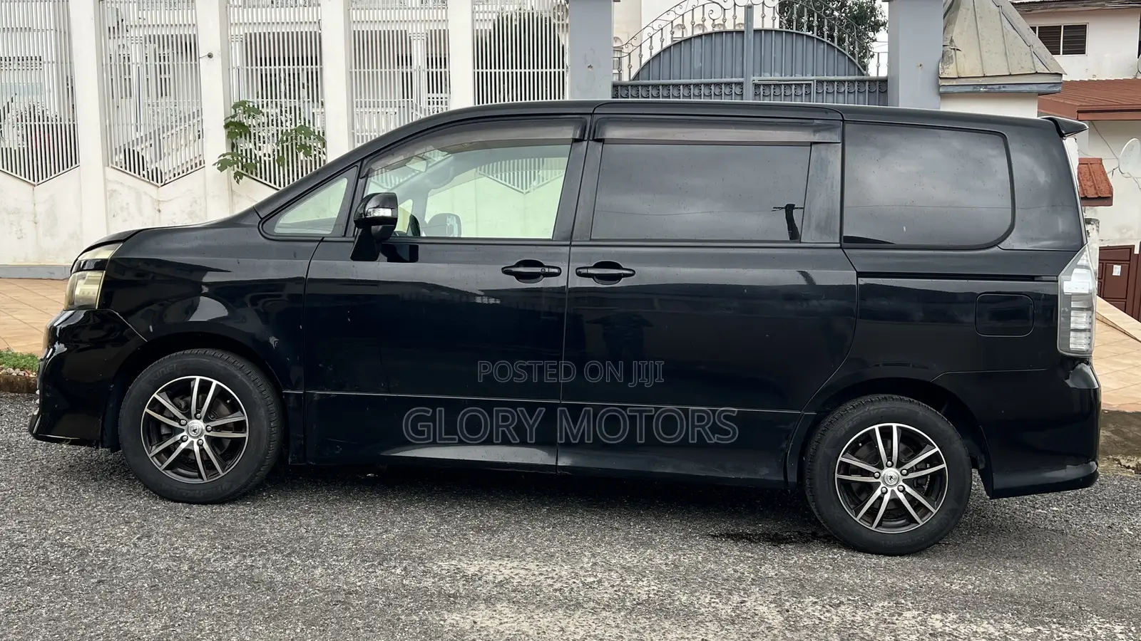 Toyota Voxy X 4WD 8-Seater 2013 Off white