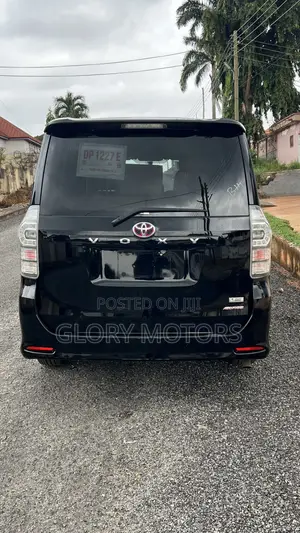 Toyota Voxy X 4WD 8-Seater 2013 Off white