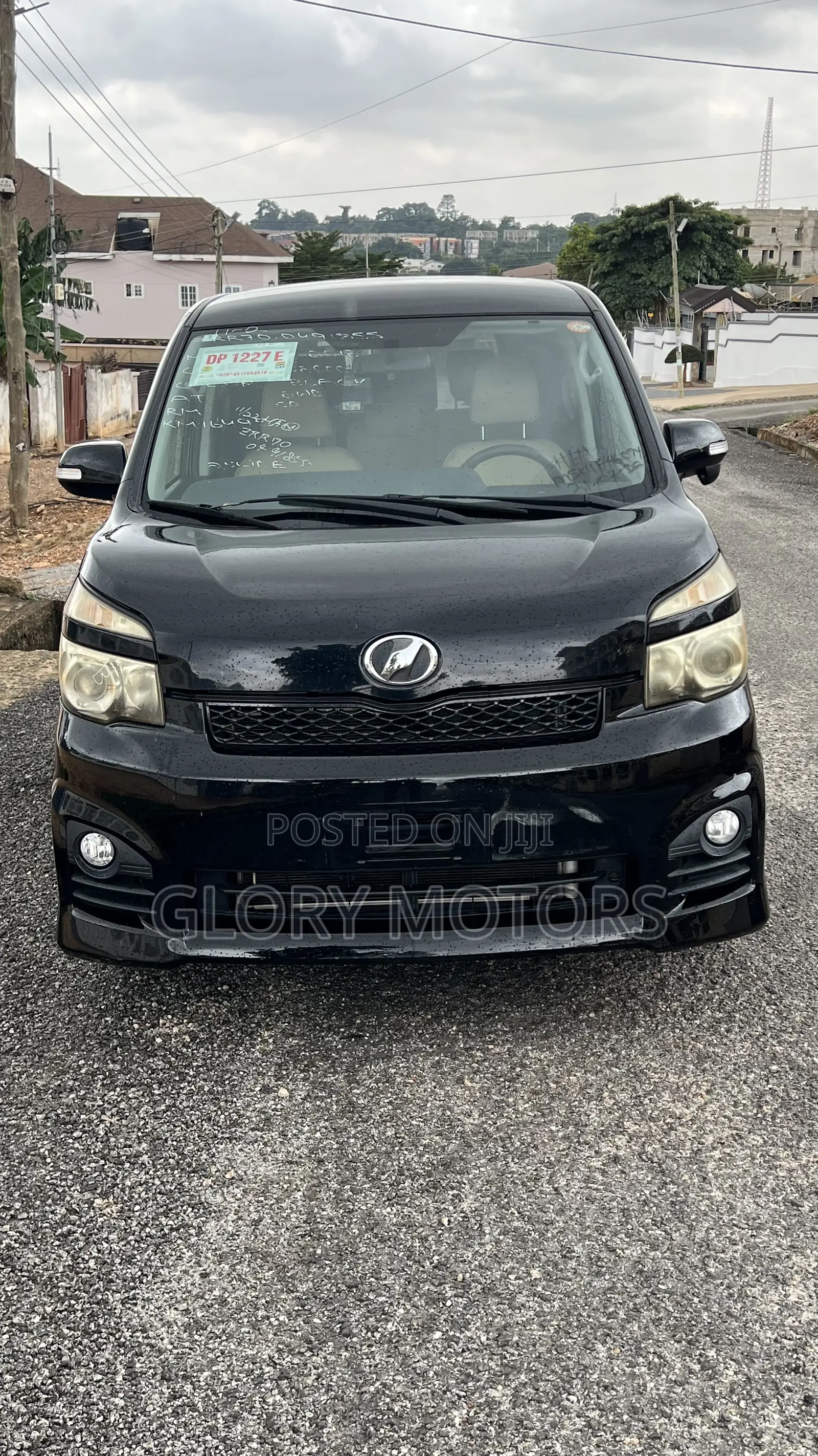 Toyota Voxy X 4WD 8-Seater 2013 Off white