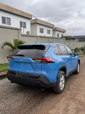 Toyota RAV4 XLE AWD 2019 Blue