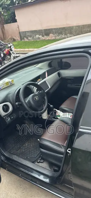 Toyota Vitz 2011 Black