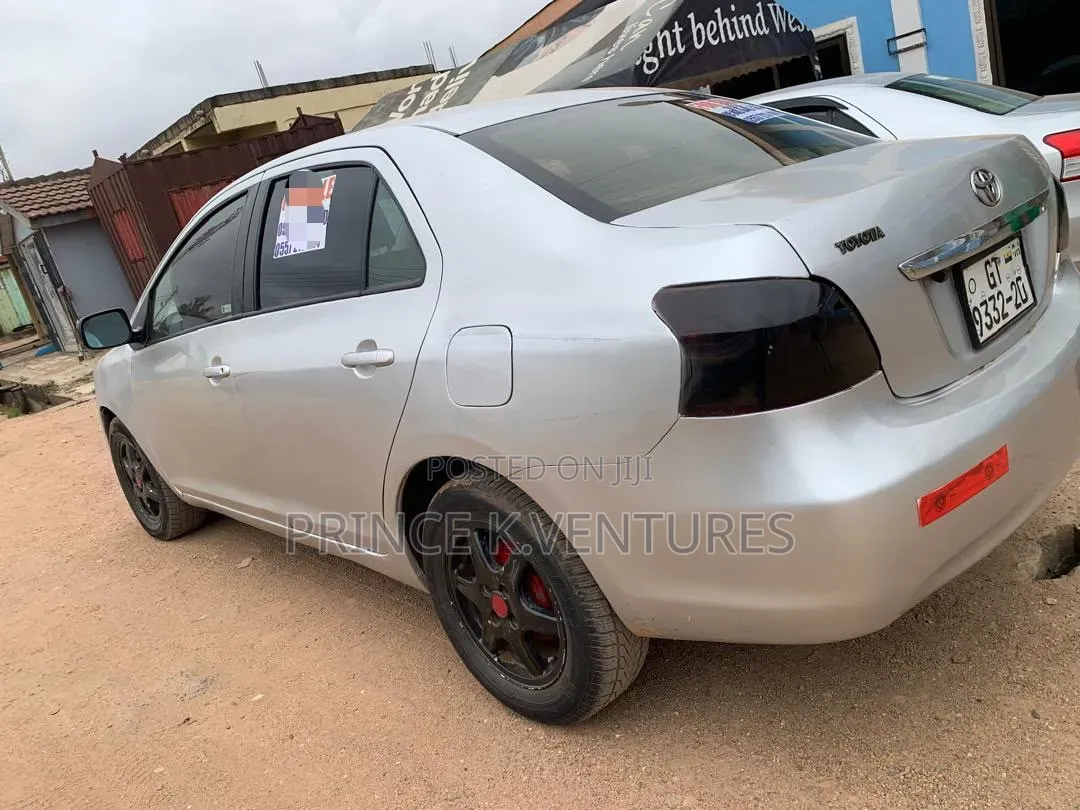 Toyota Yaris Base Sedan 4dr 2010 Silver