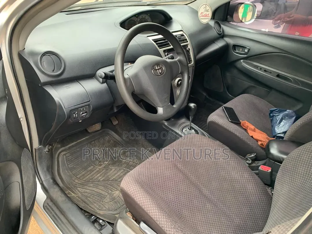 Toyota Yaris Base Sedan 4dr 2010 Silver