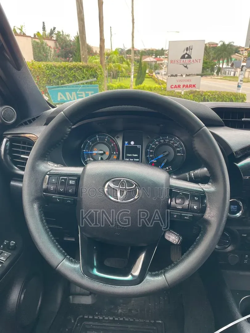 Toyota Hilux 2023 Red