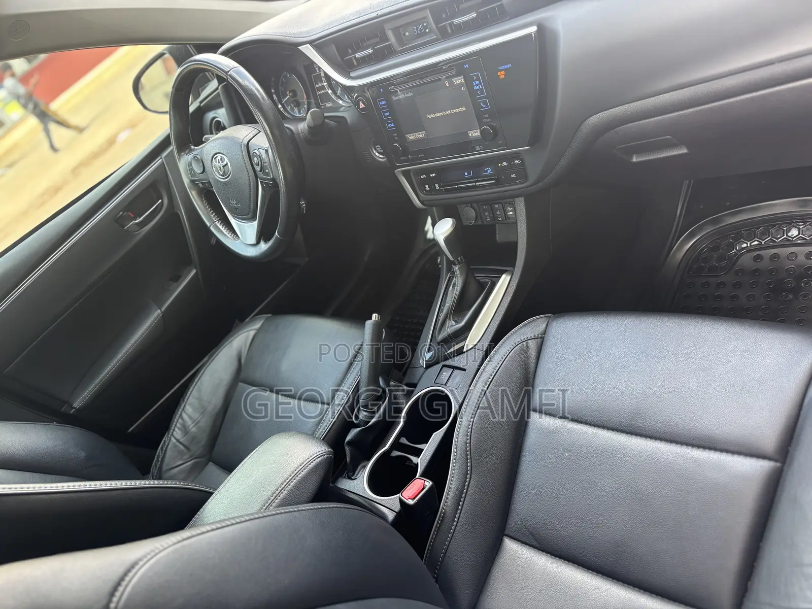 Toyota Corolla XLE (1.8L 4cyl 2A) 2019 Black