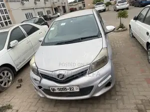 Toyota Vitz 1.3 AWD 5dr 2012 Gray