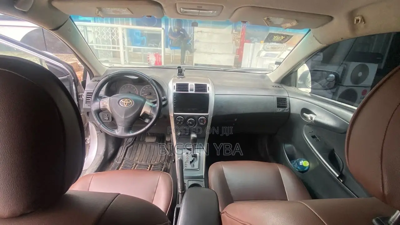 Toyota Corolla LE 4dr Sedan (1.8L 4cyl 4A) 2010 Silver