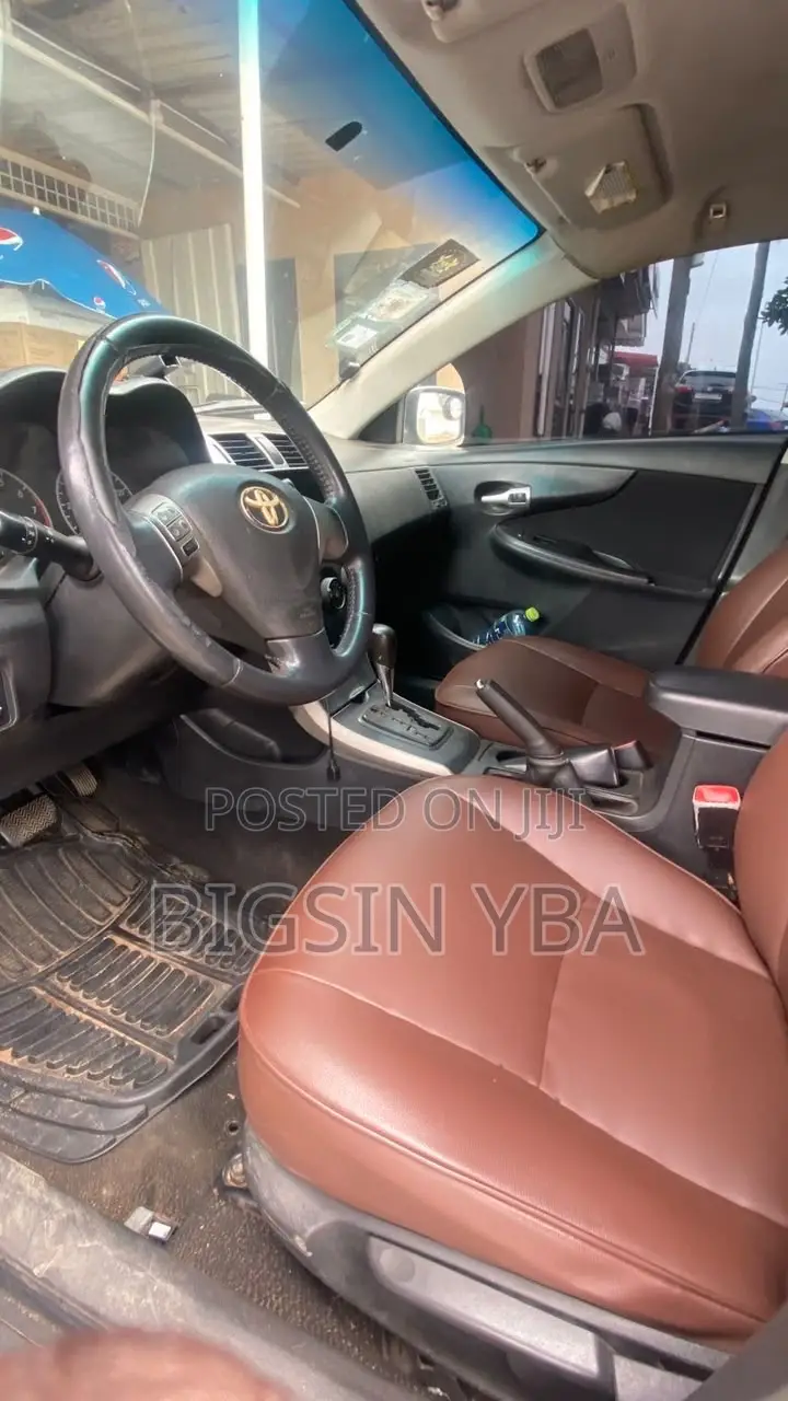 Toyota Corolla LE 4dr Sedan (1.8L 4cyl 4A) 2010 Silver