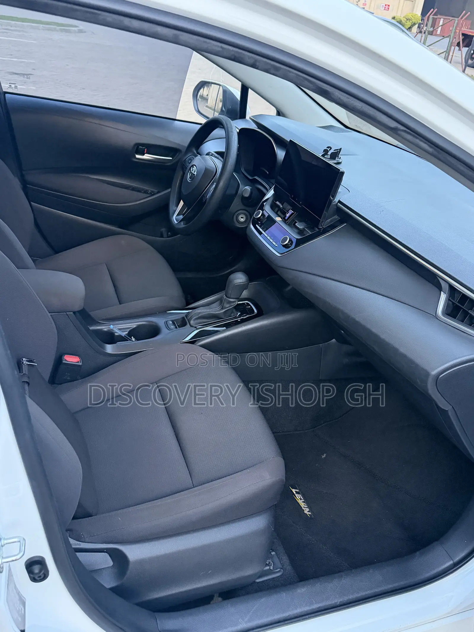 Toyota Corolla SE 2023 White