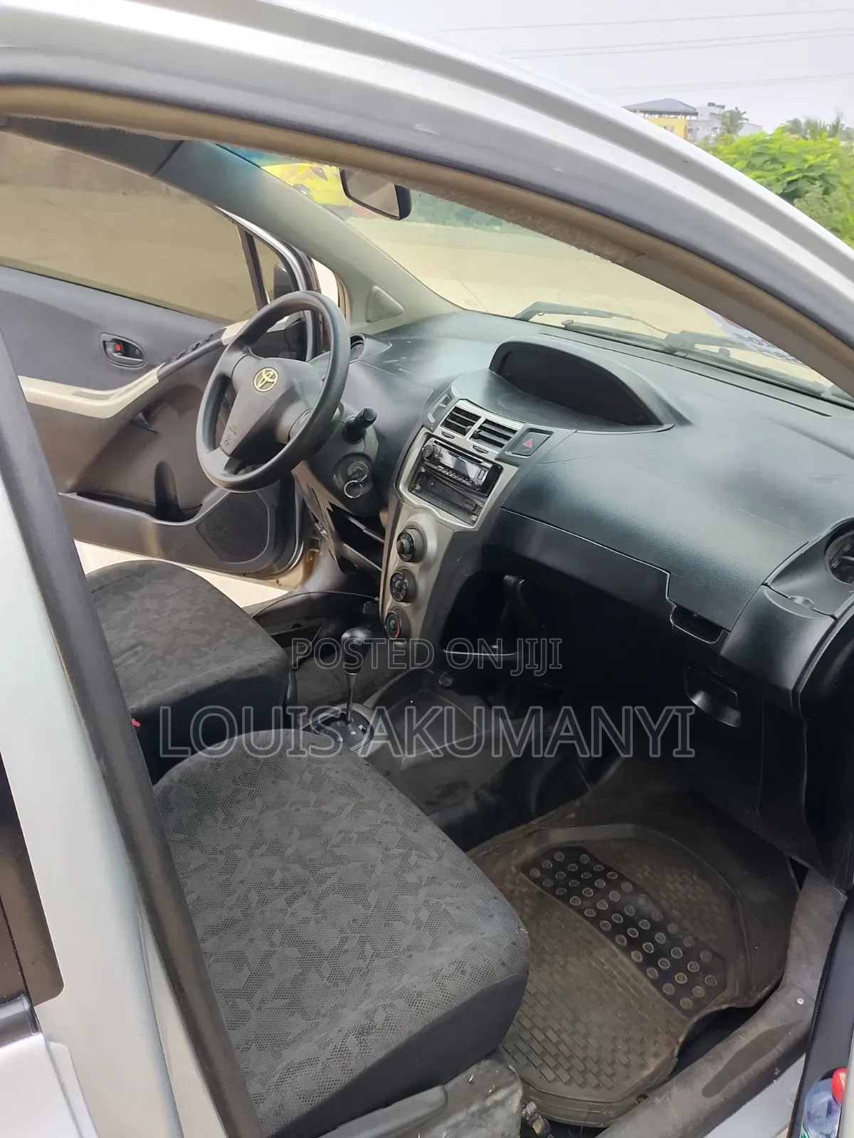 Toyota Vitz 1.3 FWD 5dr 2010 Silver
