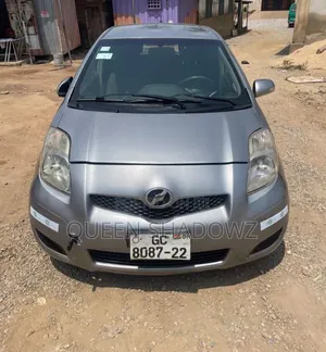 Toyota Vitz 2010 Silver