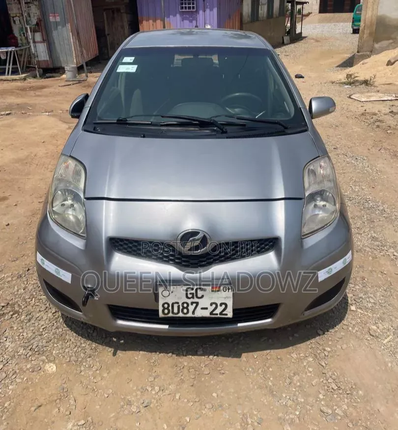 Toyota Vitz 2010 Silver