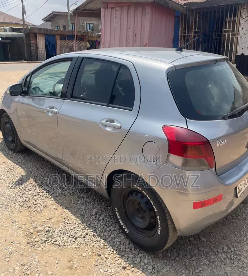 Toyota Vitz 2010 Silver