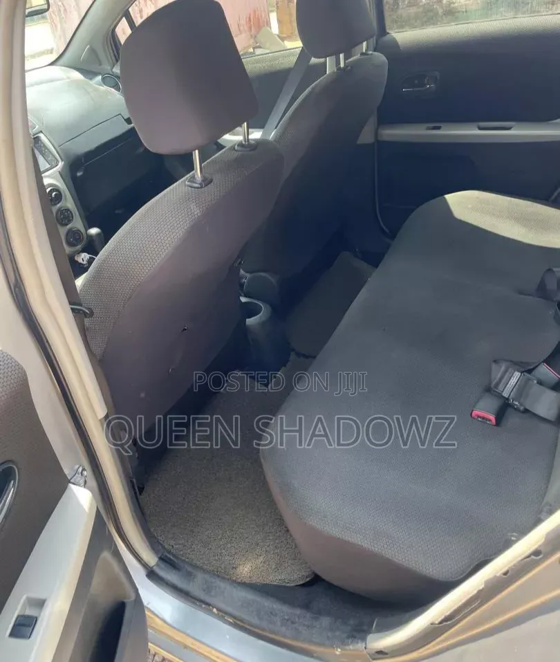 Toyota Vitz 2010 Silver
