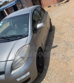 Toyota Vitz 2010 Silver