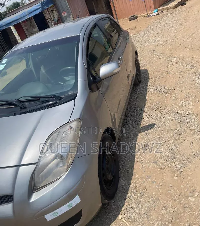 Toyota Vitz 2010 Silver