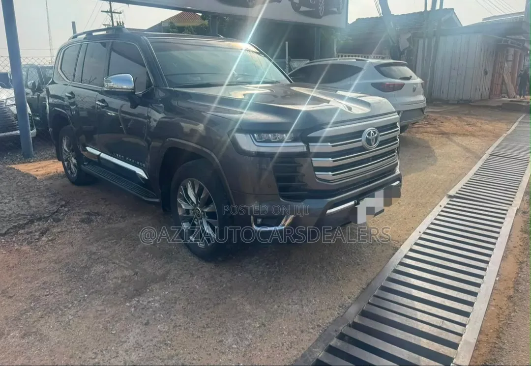Toyota Land Cruiser LC300 2023 Black
