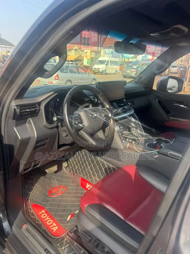 Toyota Land Cruiser LC300 2023 Black
