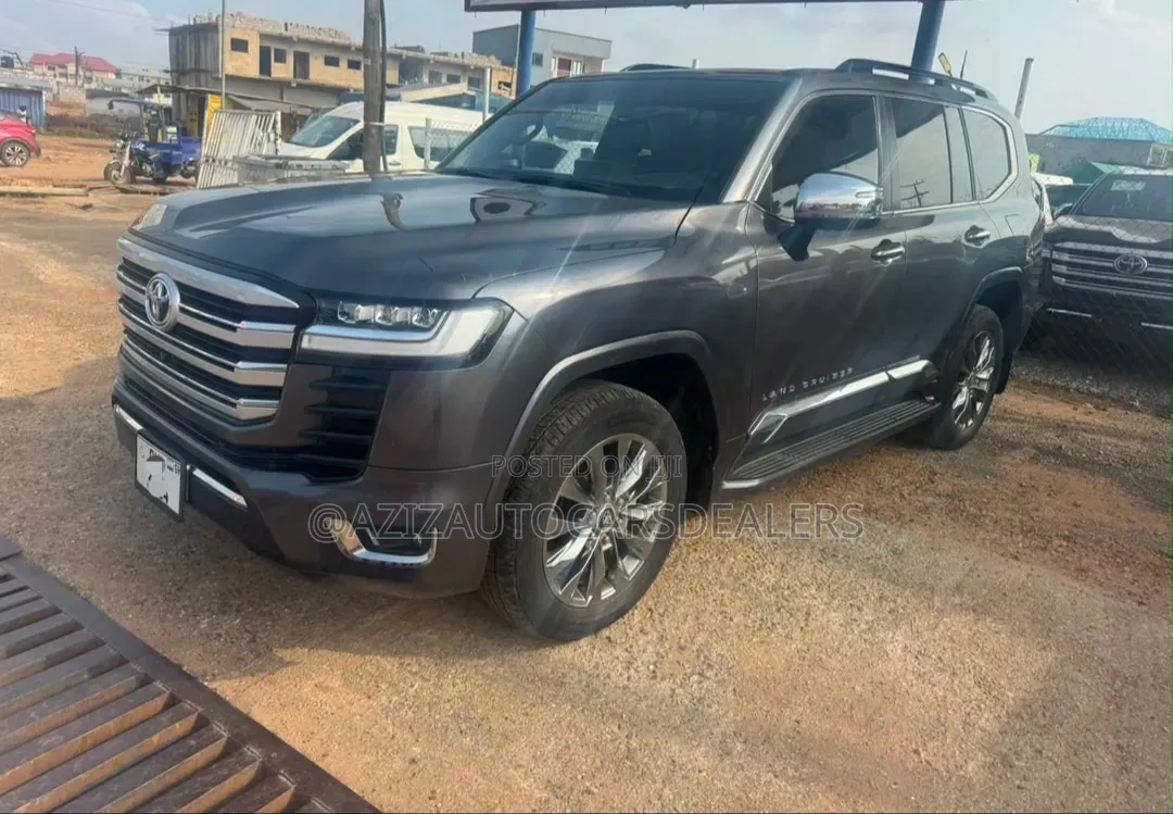 Toyota Land Cruiser LC300 2023 Black