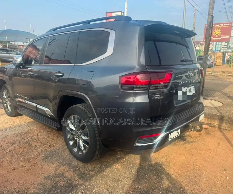 Toyota Land Cruiser LC300 2023 Black