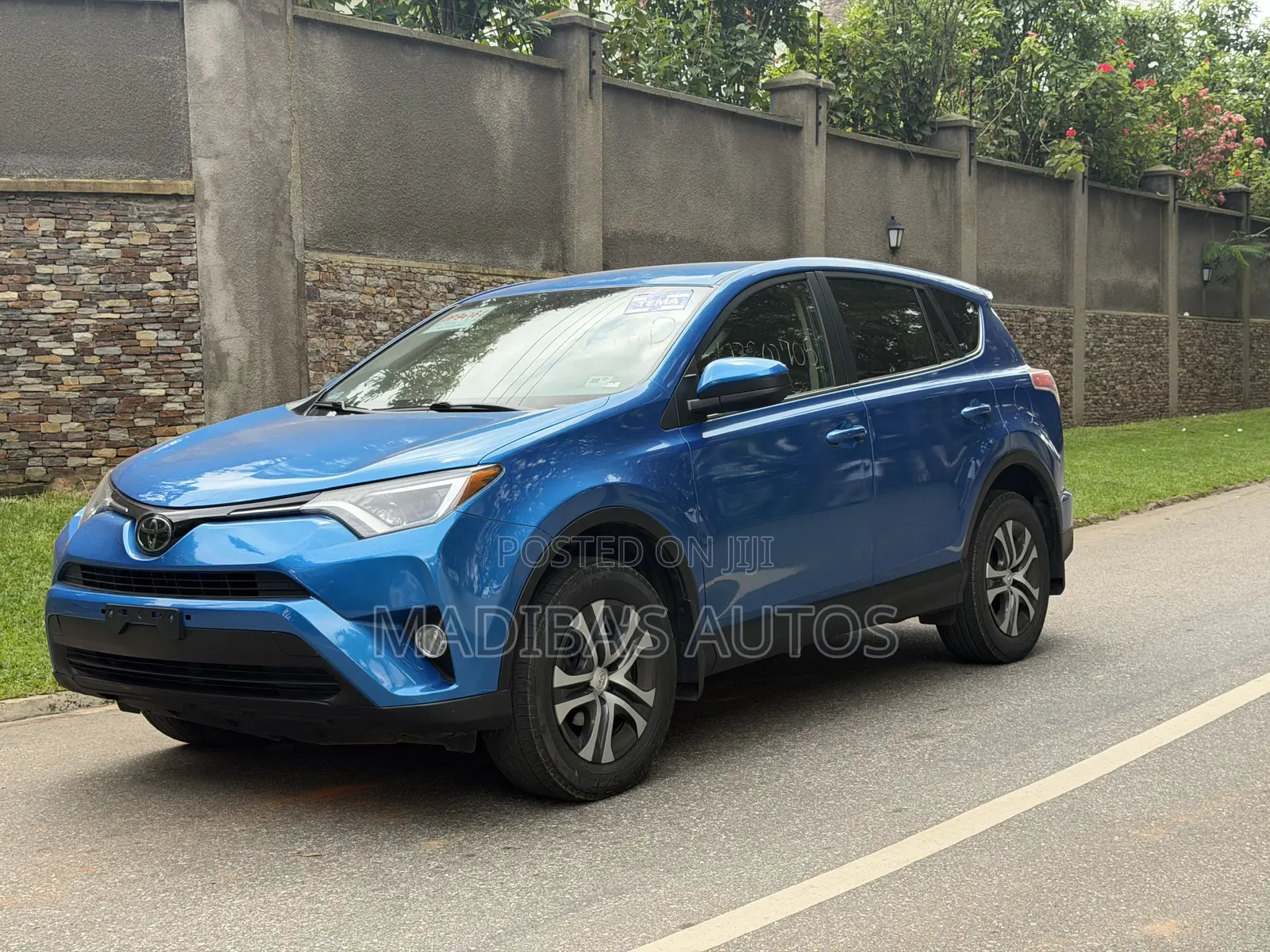 Toyota RAV4 LE 4dr SUV (2.5L 4cyl 6A) 2018 Blue