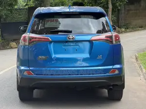 Toyota RAV4 LE 4dr SUV (2.5L 4cyl 6A) 2018 Blue