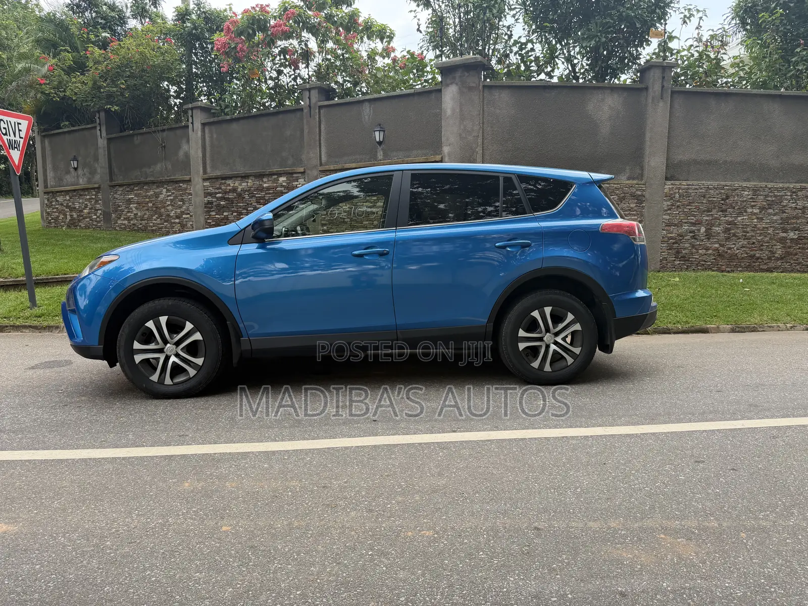 Toyota RAV4 LE 4dr SUV (2.5L 4cyl 6A) 2018 Blue
