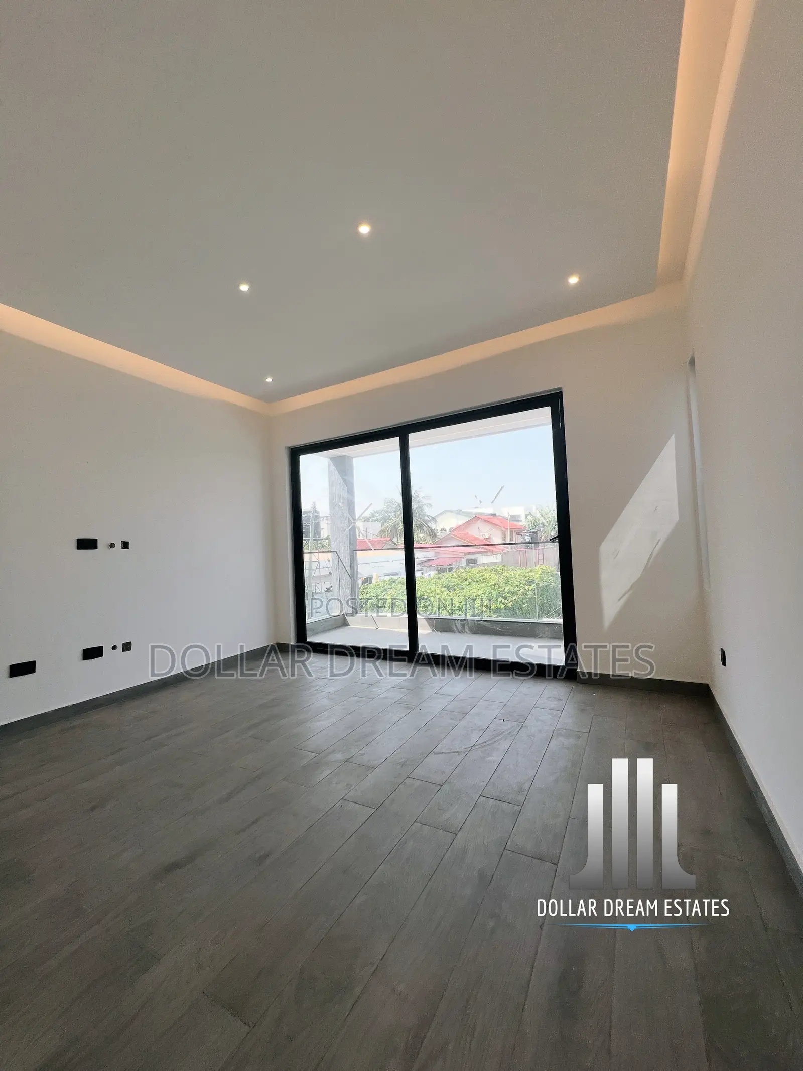 4bdrm Townhouse / Terrace in Dzorwulu for rent
