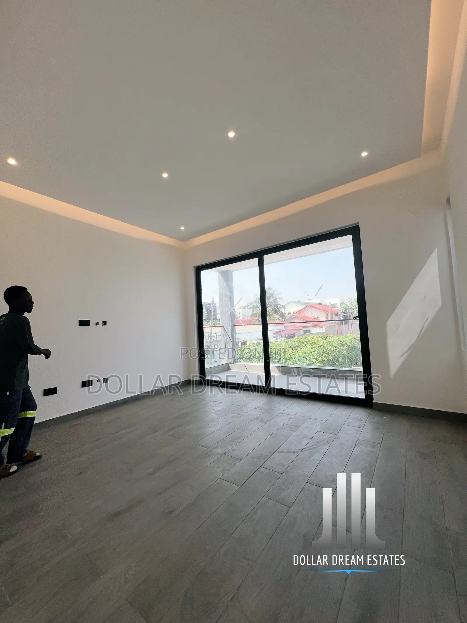 4bdrm Townhouse / Terrace in Dzorwulu for rent