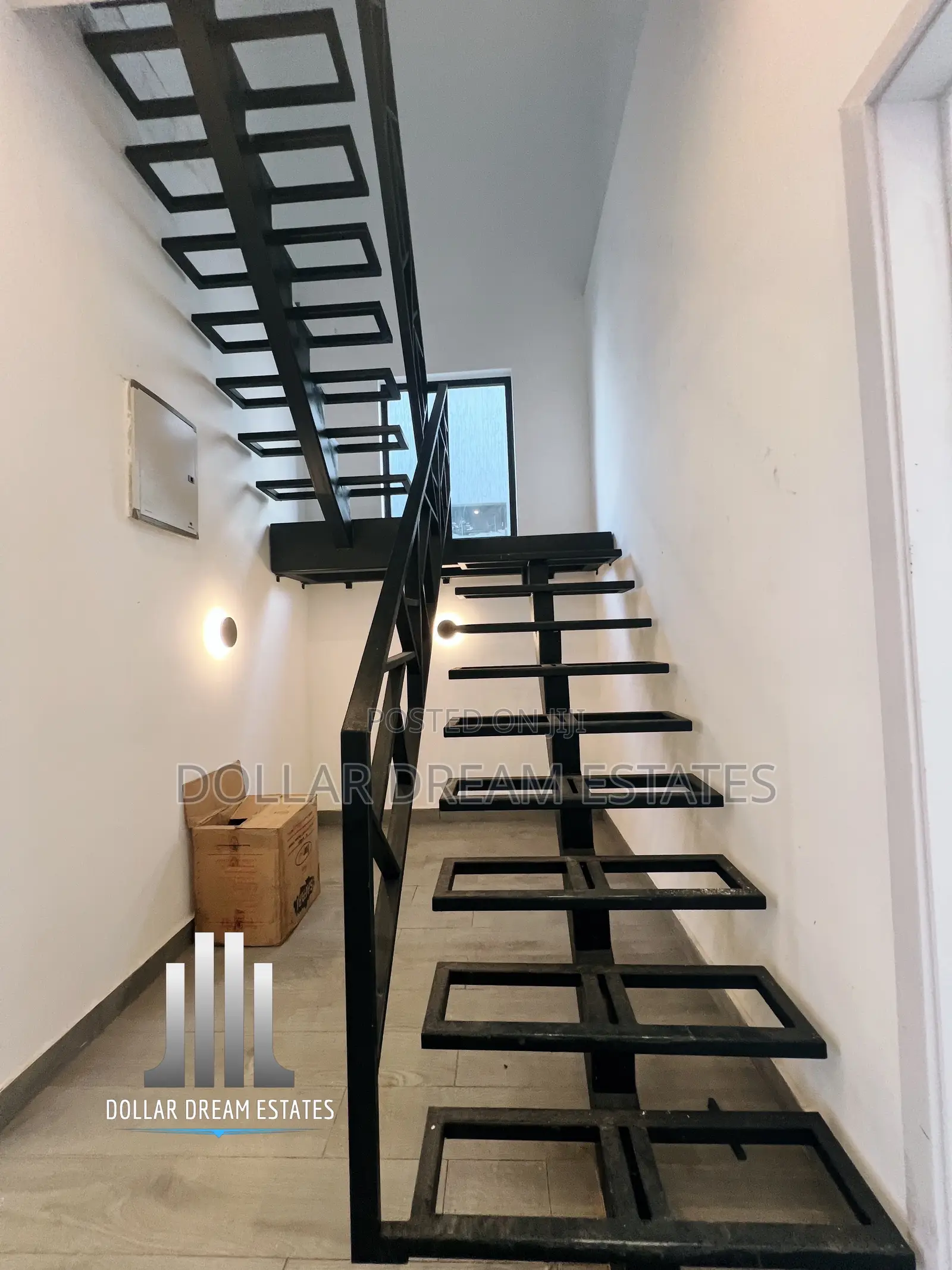 4bdrm Townhouse / Terrace in Dzorwulu for rent