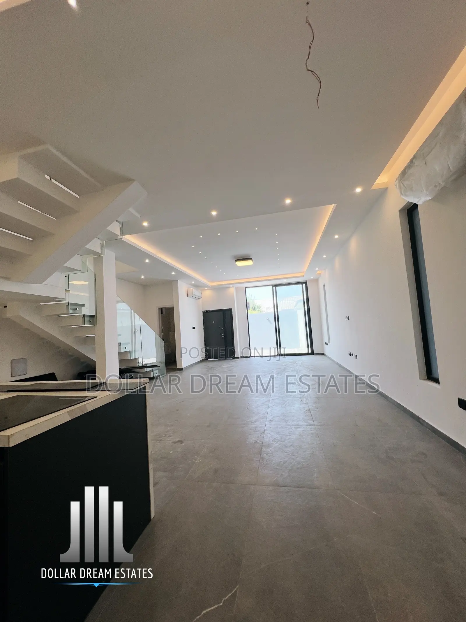 4bdrm Townhouse / Terrace in Dzorwulu for rent