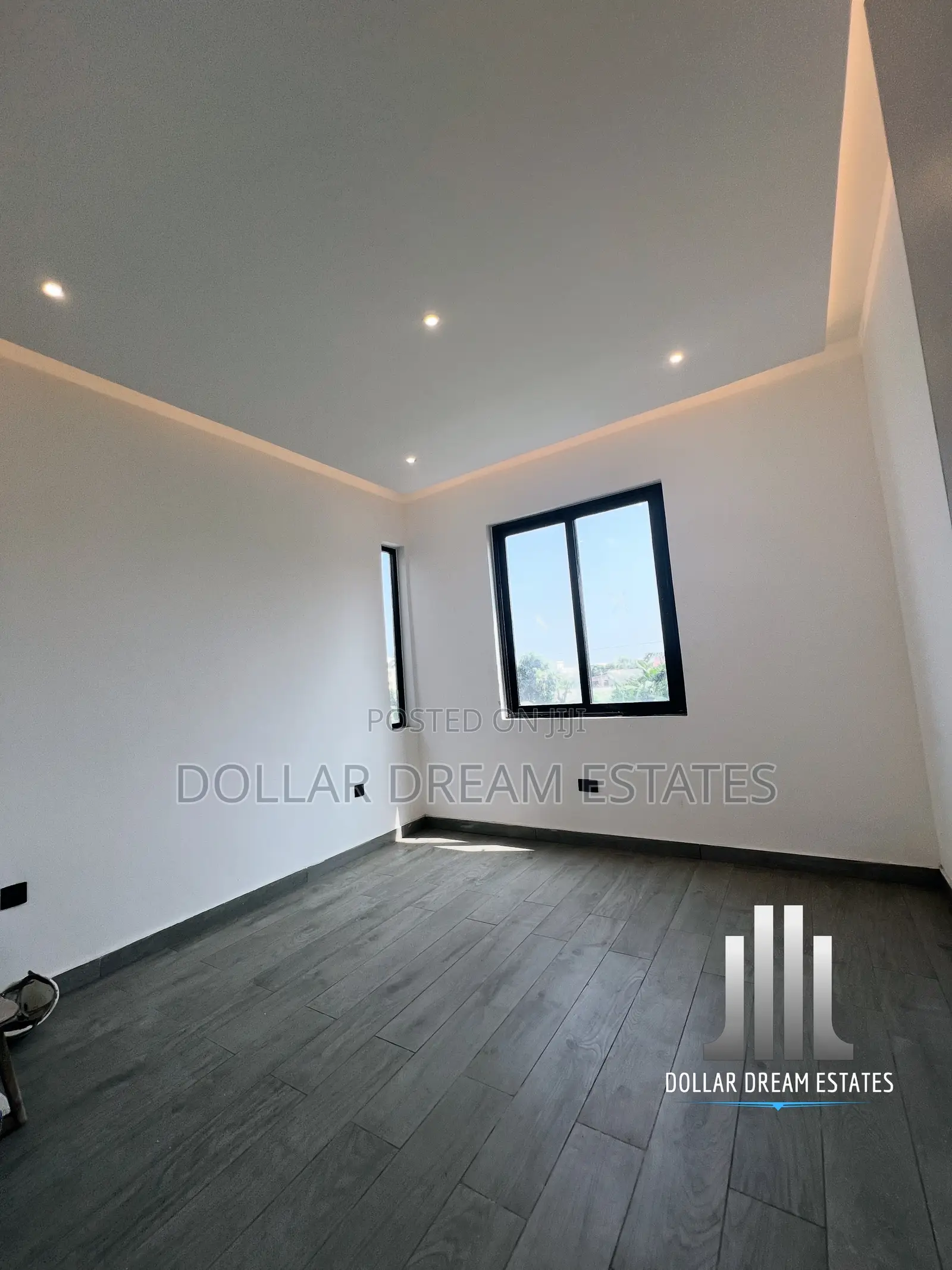 4bdrm Townhouse / Terrace in Dzorwulu for rent
