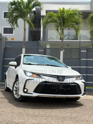 Toyota Corolla XLE 2021 White