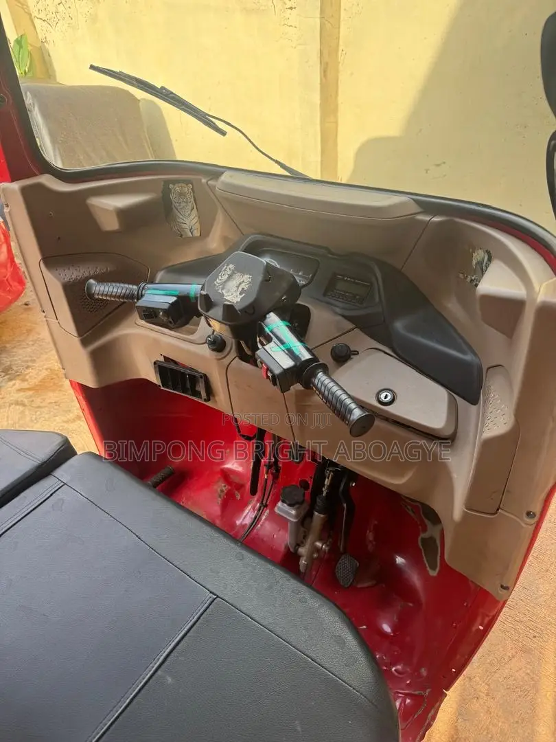 Bajaj RE 2025 Red