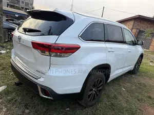 Toyota Highlander XLE 4x4 V6 (3.5L 6cyl 8A) 2018 White