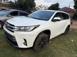 Toyota Highlander XLE 4x4 V6 (3.5L 6cyl 8A) 2018 White