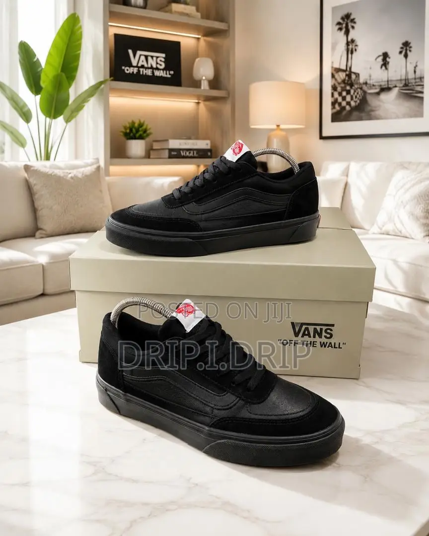 Vans “Off the Wall” (Black).Comes in Box. Very Classic and Nice