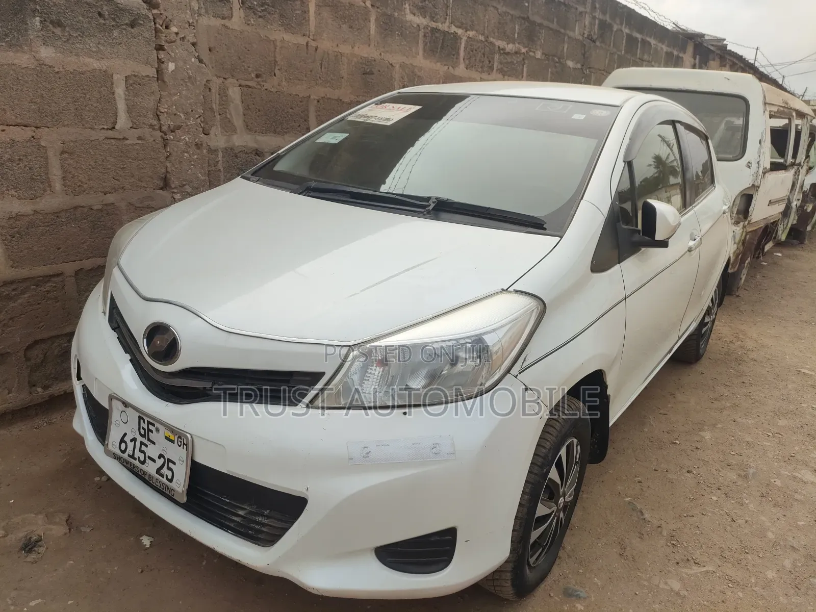 Toyota Vitz 1.3 FWD 5dr 2013 Off white