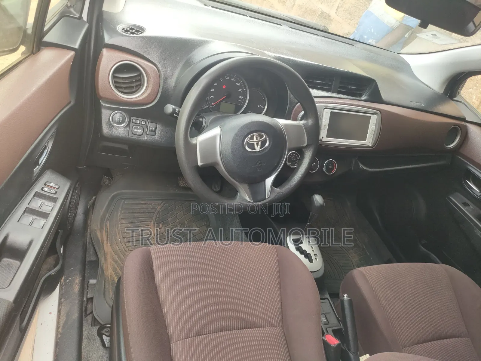 Toyota Vitz 1.3 FWD 5dr 2013 Off white