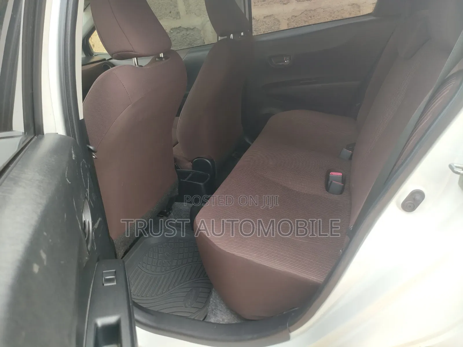 Toyota Vitz 1.3 FWD 5dr 2013 Off white