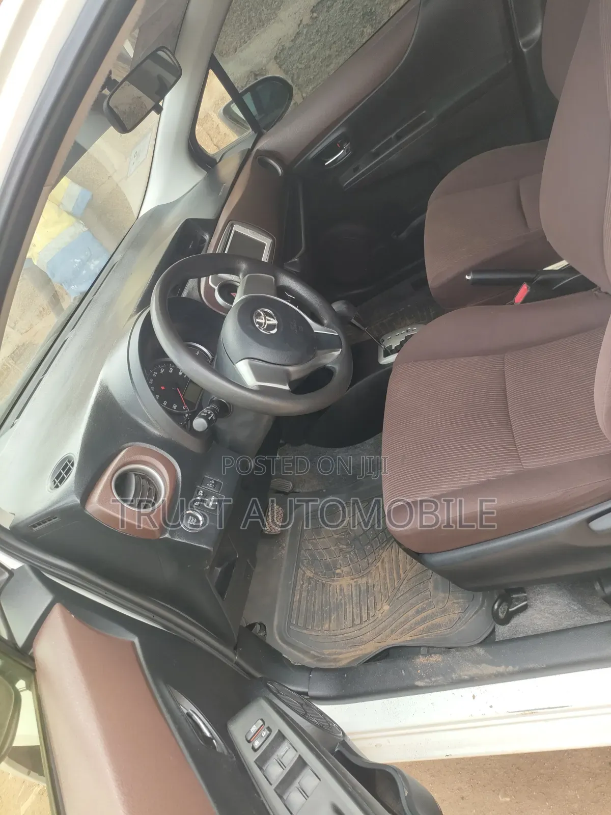 Toyota Vitz 1.3 FWD 5dr 2013 Off white
