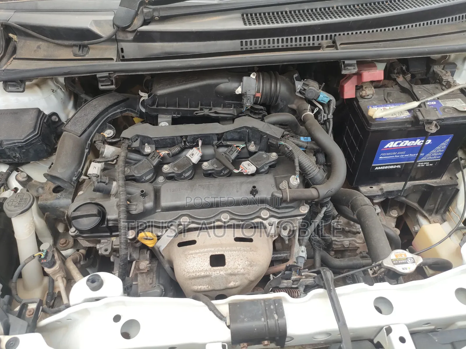 Toyota Vitz 1.3 FWD 5dr 2013 Off white